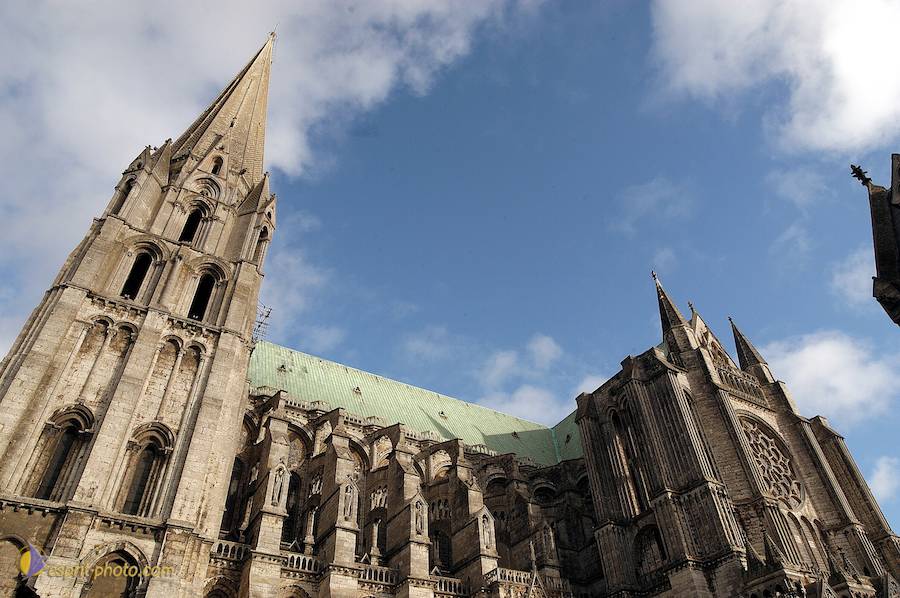 Nom de l'image : D1119973-nef-01_(c)Norbert-JUNG — Description :  PËlerinage de Chartres 2004